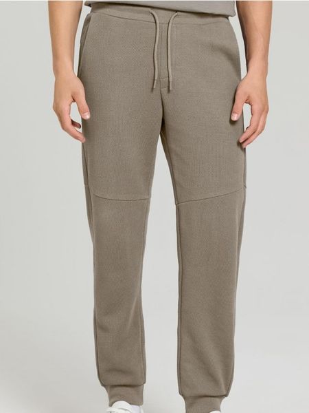 Spodnie jogger - brązowy. Brązowe joggery i bojówki Sinsay, bez wzorów. Za 59.99 zł.