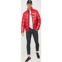 Guess kurtka męska kolor czerwony zimowa. Czerwone kurtki Guess, na zimę, l, z aplikacjami, bez kaptura. W wyprzedaży za 719.99 zł.