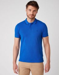 MĘSKI T-SHIRT WRANGLER SS POLO TEE WRANGLER BLUE W7D5K4X05 112131756. Niebieskie koszulki polo Wrangler, m, bez wzorów, bez kołnierzyka, bez ramiączek. Za 109.99 zł.