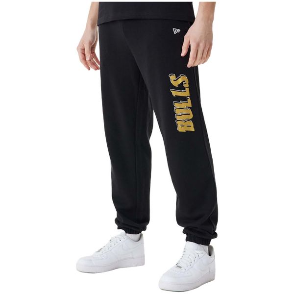 Spodnie męskie New Era NBA Team Script Jogger Chicago Bulls. Czarne joggery i bojówki New Era, na co dzień, m, bez wzorów, z dresówki, casualowe. Za 268.45 zł.