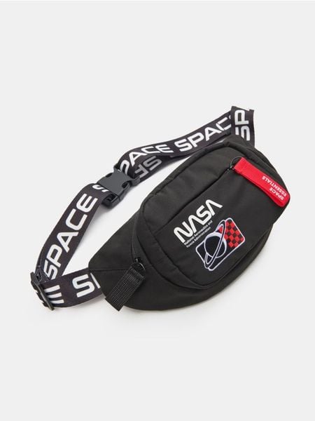 Saszetka NASA - czarny. Czarne torby na ramię Sinsay, bez wzorów, małe, bez dodatków. Za 29.99 zł.