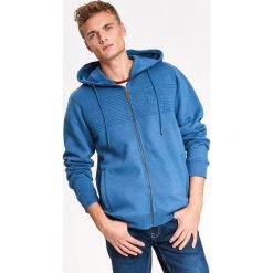 BLUZA MĘSKA ROZPINANA Z KAPTUREM I HAFTOWANĄ APLIKACJĄ. Bluzy marki TOP SECRET. W wyprzedaży za 59.99 zł.