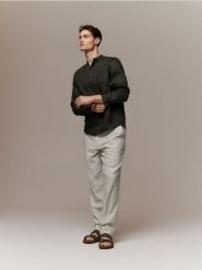 Lniana koszula regular fit - jasny zielony. Zielone koszule Reserved, l, bez wzorów, bez kołnierzyka, bez ramiączek. Za 179.99 zł.