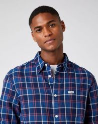 WRANGLER LS 1PKT SHIRT MĘSKA KOSZULA DŁUGI RĘKAW MID INDIGO W5A11BX8E 112141402. Niebieskie koszule Wrangler, m, bez wzorów, bez kołnierzyka, bez ramiączek. Za 199.99 zł.
