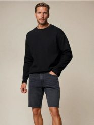 Jeansowe szorty slim fit z kieszeniami - czarny. Czarne krótkie spodenki sportowe Sinsay, l, bez wzorów, z jeansu. W wyprzedaży za 29.99 zł.