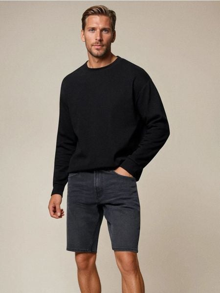 Jeansowe szorty slim fit z kieszeniami - czarny. Czarne krótkie spodenki sportowe Sinsay, l, bez wzorów, z jeansu. W wyprzedaży za 29.99 zł.