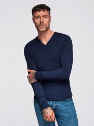 Elegancki sweter męski BASIC V-neck z wiskozą - granatowy V22 OM-SWBS-0107 - Rozmiar: S. Niebieskie swetry nierozpinane Ombre Clothing, m, bez wzorów, z wiskozy, bez kołnierzyka, bez ramiączek. W wyprzedaży za 89.99 zł.
