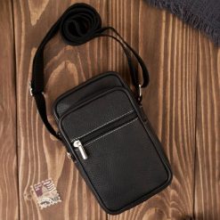 Saszetka męska skórzana na ramię mała czarna Abruzzo ABR-37. Czarne torby na ramię bez wzorów, z nylonu, na ramię, małe, bez dodatków. Za 89.99 zł.