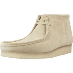 Buty CLARKS ORIGINALS WALLABEE BOOT Beżowy. Brązowe buty turystyczne Clarks, bez wzorów, z materiału, bez zapięcia, trekkingowe. Za 531.99 zł.