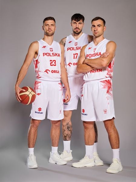 4F Koszulka reprezentacyjna z możliwością personalizacji męska 4F x PZKOSZ - biała S. Białe t-shirty 4F, l, bez wzorów, z materiału, bez kołnierzyka, bez ramiączek. Za 279.99 zł.