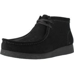 Buty CLARKS WALLABEEEVO BT Czarny. Czarne buty turystyczne Clarks, bez wzorów, ze skóry, bez zapięcia, trekkingowe. Za 415.99 zł.