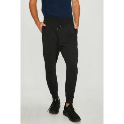 Reebok Classic - Spodnie. Spodnie materiałowe marki Reebok Classic. W wyprzedaży za 179.90 zł.