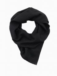 Monochromatyczny męski szalik z frędzlami – czarny V1 OM-ACSF-0116 - uniwersalny. Czarne szaliki Ombre Clothing, z aplikacjami, z bawełny. Za 71.99 zł.