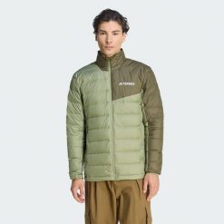 Kurtka Terrex Multi Light Down CLIMAWARM z lekkim ociepleniem z puchu. Brązowe kurtki Adidas, bez wzorów, z puchu, bez kaptura. Za 599.00 zł.