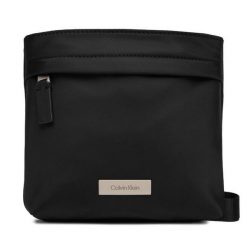 Saszetka Calvin Klein. Czarne saszetki i nerki CALVIN KLEIN, bez wzorów, małe, bez dodatków. Za 329.99 zł.