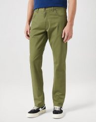 WRANGLER GREENSBORO MĘSKIE SPODNIE MATERIAŁOWE MATERIAŁ OLIVE W112350800. Zielone spodnie materiałowe Wrangler, l, bez wzorów, z materiału. Za 229.99 zł.