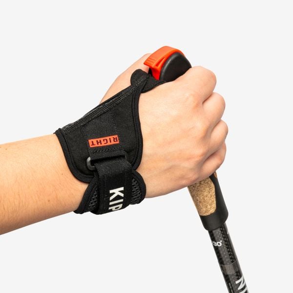 Paski - rękawiczki do kijków do nordic walking Kiprun NW P900. Czarne paski NEWFEEL, bez wzorów, z neoprenu, sportowe. Za 69.99 zł.