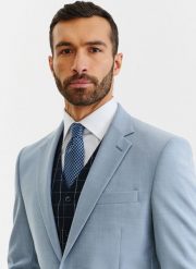 PAKO LORENTE – Błękitna marynarka garniturowa o widocznej strukturze. Niebieskie garnitury Pako Lorente, na komunię, bez wzorów, z wełny, eleganckie. Za 899.99 zł.