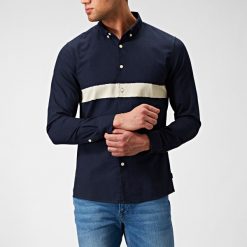 LEE SS LEESURE SHIRT MĘSKA KOSZULA MATERIAŁOWA MIDNIGHT BLUE L66GKKEN 112116405. Niebieskie koszule Lee, l, bez wzorów, z materiału, bez kołnierzyka, bez ramiączek. Za 159.99 zł.