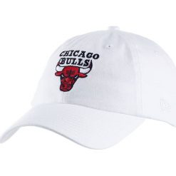 Czapka "9 Forty Chicago Bulls" w kolorze białym. Czapki z daszkiem marki Street & Sports Wear. W wyprzedaży za 64.95 zł.
