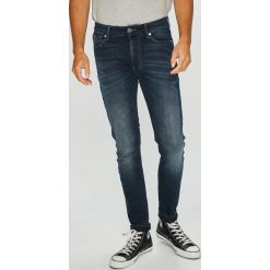 Tommy Jeans - Jeansy Simon. Jeansy marki Tommy Jeans. W wyprzedaży za 299.90 zł.