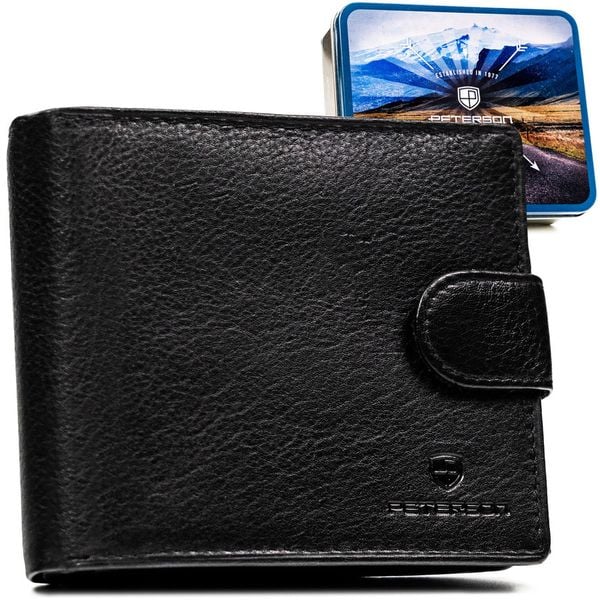 Poziomy, duży portfel męski ze skóry naturalnej w czarnym kolorze zamykany na zatrzask, w zestawie z brelokiem - Peterson. Czarne portfele Peterson, bez wzorów, ze skóry. Za 97.99 zł.