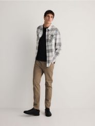 Koszula regular fit w kratę - szary. Szare koszule Reserved, l, bez wzorów, z bawełny, bez kołnierzyka, bez ramiączek. W wyprzedaży za 79.99 zł.