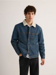 Jeansowa kurtka sherpa - niebieski. Niebieskie kurtki Reserved, l, bez wzorów, z denimu, bez kaptura. W wyprzedaży za 79.99 zł.