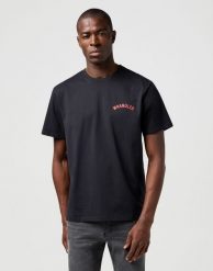 MESKA KOSZULKA WRANGLER GRAPHIC TEE BLACK 112362793. Czarne t-shirty Wrangler, s, bez wzorów, bez kołnierzyka, bez ramiączek. Za 79.99 zł.