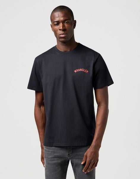 MESKA KOSZULKA WRANGLER GRAPHIC TEE BLACK 112362793. Czarne t-shirty Wrangler, s, bez wzorów, bez kołnierzyka, bez ramiączek. Za 79.99 zł.