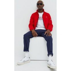 Tommy Jeans kurtka DM0DM12303.9BYY męska kolor czerwony przejściowa. Czerwone kurtki Tommy Jeans, l, bez wzorów, z jeansu, bez kaptura. W wyprzedaży za 404.99 zł.