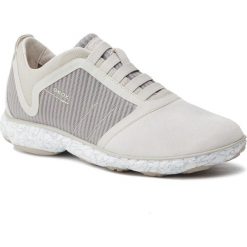 Półbuty GEOX - U Nebula B U54D7B 08822 C1122 Papyrus. Szare eleganckie półbuty Geox, bez wzorów, z materiału, bez obcasa, bez zapięcia. W wyprzedaży za 329.00 zł.