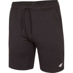 Spodenki treningowe męskie SKMF302 - głęboka czerń. Krótkie spodenki sportowe marki 4F. Za 79.99 zł.
