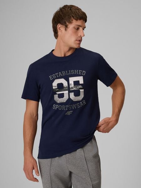 4F T-shirt regular z nadrukiem męski - granatowy M. Niebieskie t-shirty 4F, m, bez wzorów, z bawełny, bez kołnierzyka, bez ramiączek. Za 79.99 zł.