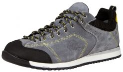Męskie uniwersalne buty trekkingowe do wędrówek górskich. Czarne buty turystyczne GUGGEN MOUNTAIN, bez wzorów, z gumy, bez zapięcia, trekkingowe. Za 399.00 zł.
