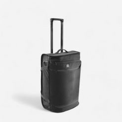 Walizka sportowa Kipsta Essential 30 litrów. Czarne walizki KIPSTA, bez wzorów, z materiału. Za 139.99 zł.