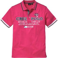 Shirt polo Regular Fit bonprix ciemnoróżowy. Koszulki polo marki bonprix, z nadrukiem, z kontrastowym kołnierzykiem. Za 44.99 zł.