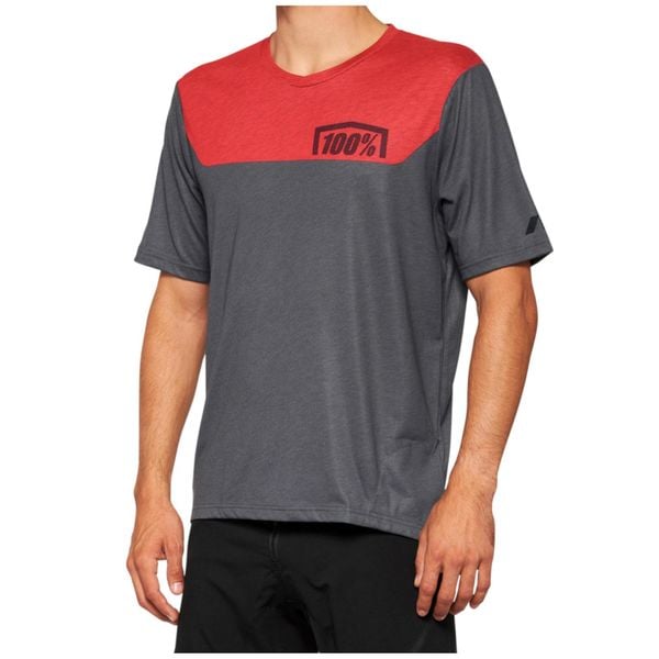 Dżersej z krótkim rękawem 100% airmatic. Czerwone bluzy 100%, m, bez wzorów, z dżerseju, bez kaptura. W wyprzedaży za 164.40 zł.