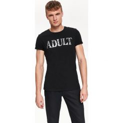 T-SHIRT Z DOPASOWANY APLIKACJĄ. Czarne t-shirty marki TOP SECRET, z aplikacjami, bez kołnierzyka, bez ramiączek. W wyprzedaży za 19.99 zł.