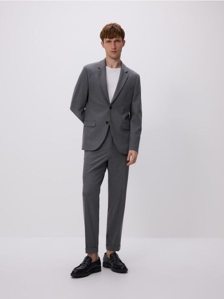 Spodnie garniturowe z kantem - ciemnoszary. Szare garnitury Reserved, bez wzorów, z tkaniny. W wyprzedaży za 99.99 zł.