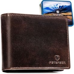 Duży portfel męski ze skóry naturalnej w brązowym kolorze wyposażony w system RFID - Peterson. Brązowe portfele Peterson, bez wzorów, ze skóry. Za 89.99 zł.