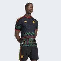 Oryginalna koszulka wyjazdowa Jamajka 26 x Bob Marley. Czarne t-shirty sportowe Adidas, bez wzorów, bez ramiączek, do piłki nożnej. Za 649.00 zł.