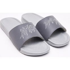 Klapki - Szary. Klapki Cropp. W wyprzedaży za 29.99 zł.