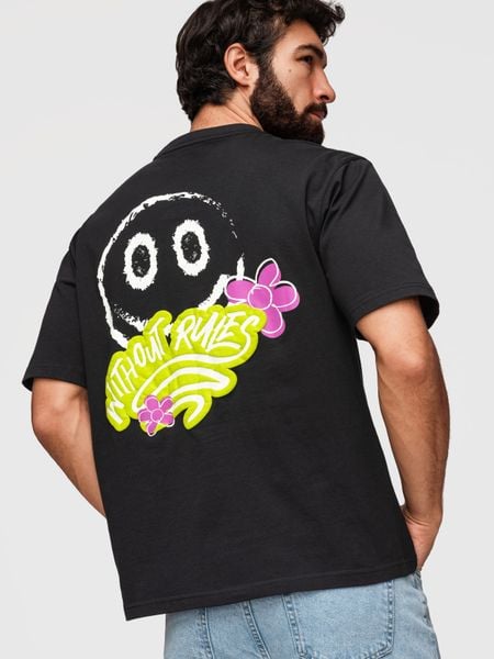 Męski bawełniany T-shirt o kroju lose fit z printami - czarny V1 - Rozmiar: S. Czarne t-shirty Ombre Clothing, m, bez wzorów, z bawełny, bez kołnierzyka, bez ramiączek. Za 129.99 zł.