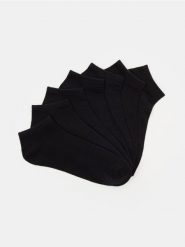 Bawełniane skarpetki 7 pack - czarny. Czarne skarpety Sinsay, bez wzorów, z bawełny. Za 19.99 zł.