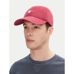 Czapka z daszkiem Barbour. Czerwone czapki z daszkiem Barbour, bez wzorów. Za 109.99 zł.