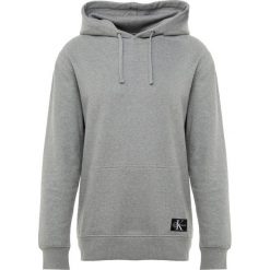 Calvin Klein Jeans MONOGRAM LOGO BADGE HOODIE Bluza z kapturem grey. Bluzy marki Calvin Klein Jeans. Za 459.00 zł.