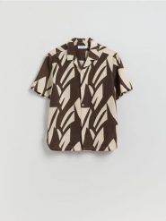 Koszula regular z dodatkiem lnu - ciemnobrązowy. Brązowe koszule Reserved, l, bez wzorów, z wiskozy, bez kołnierzyka, bez ramiączek. Za 139.99 zł.