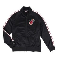 Kurtka z dresu Miami Heat San Antonio. Czarne kurtki Mitchell & Ness, bez wzorów, z dresówki, bez kaptura. Za 417.50 zł.