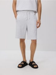 Szorty dresowe - jasnoszary. Szare krótkie spodenki sportowe Reserved, l, bez wzorów, z bawełny. Za 79.99 zł.